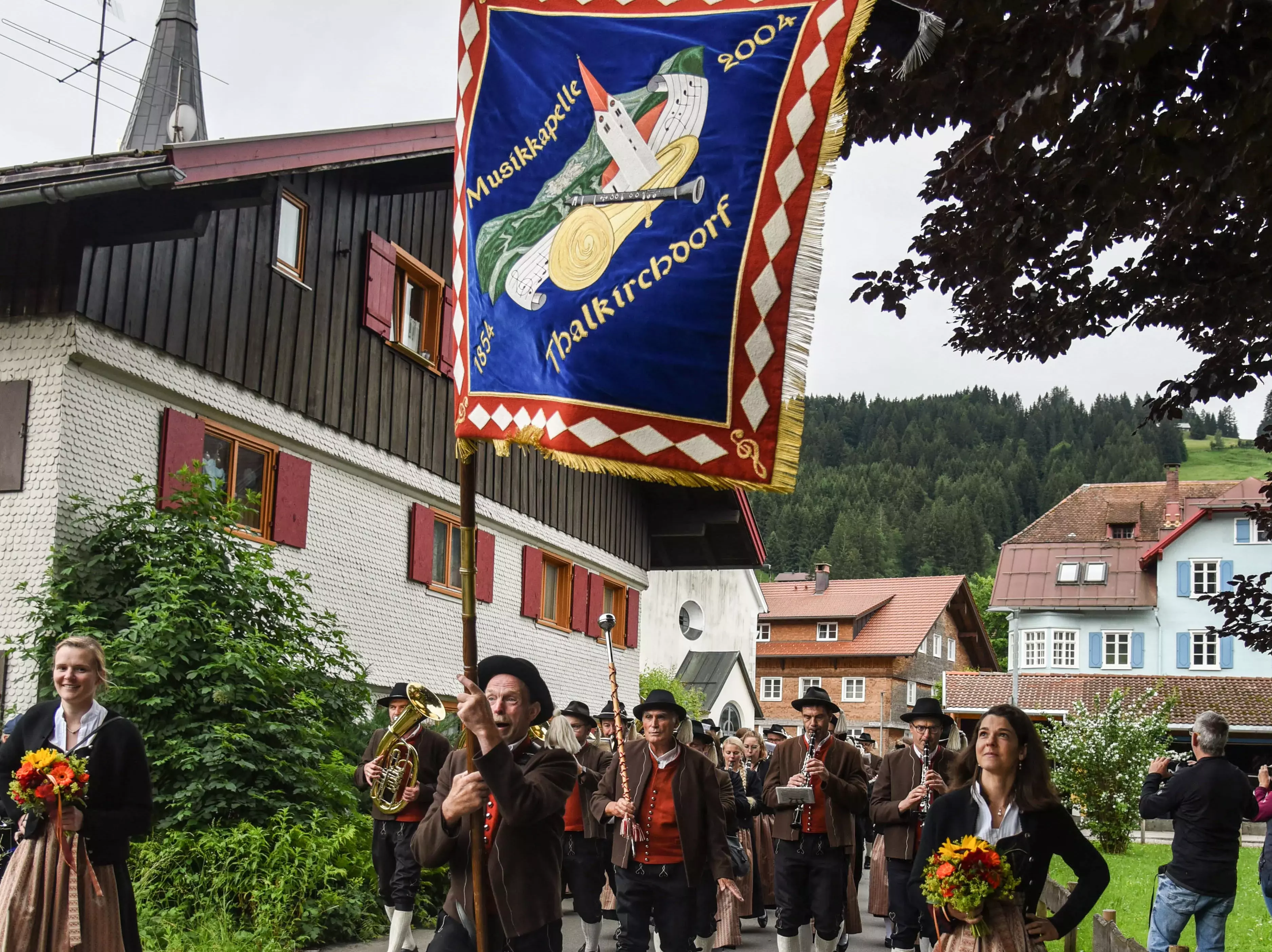 Die Musikkapelle Thalkirchdorf beim Festumzug