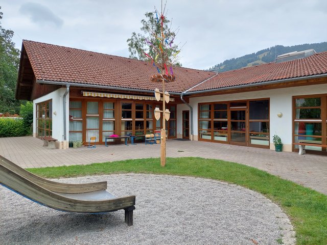 Außenansicht Spielbereich Kindergarten Thalkirchdorf